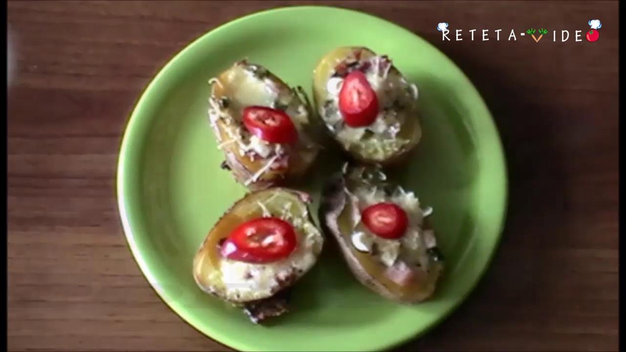 Cartofi umpluti cu bacon, cascaval si smantana