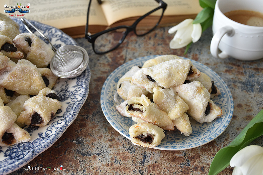 Cornulete de Post cu Bors Umplute cu Gem si Nuca