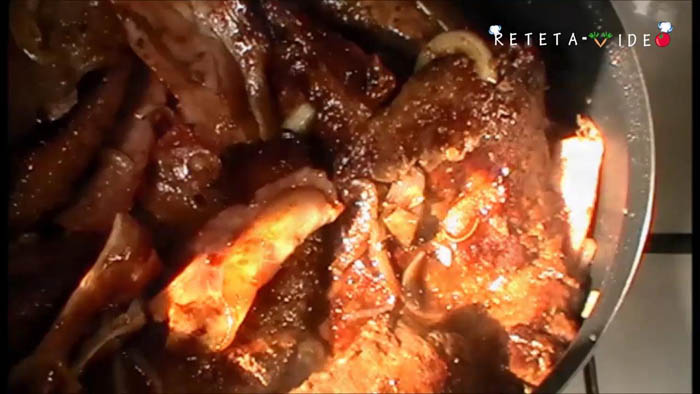 Ficat cu bacon, ceapa si salvie