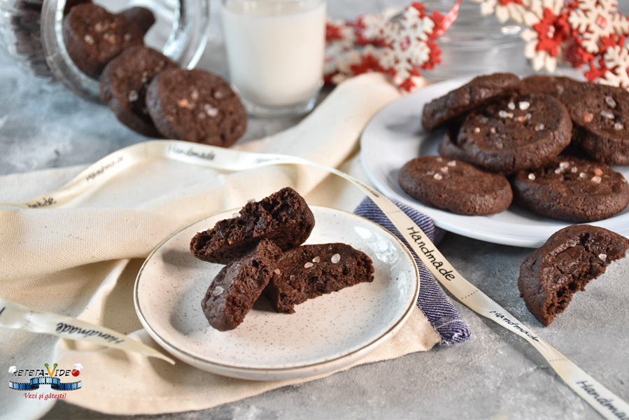 Fursecuri Simple cu Ciocolata si Cacao