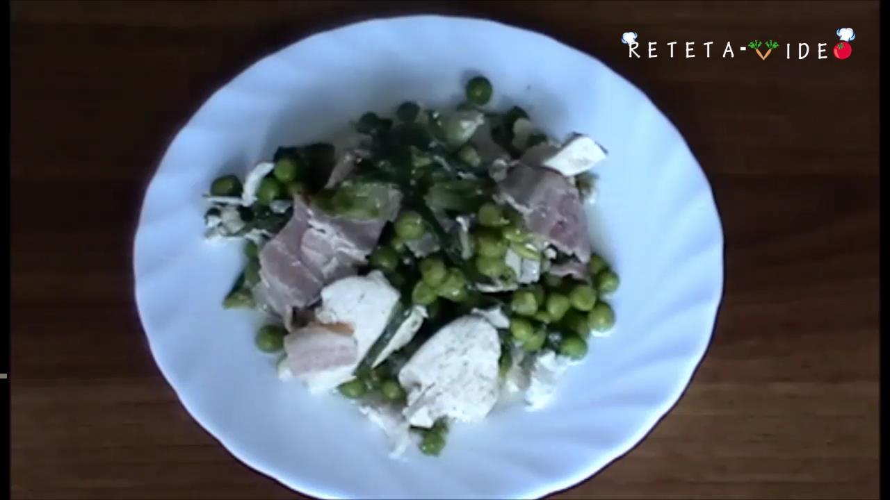 Pui cu mazare, bacon si salata verde