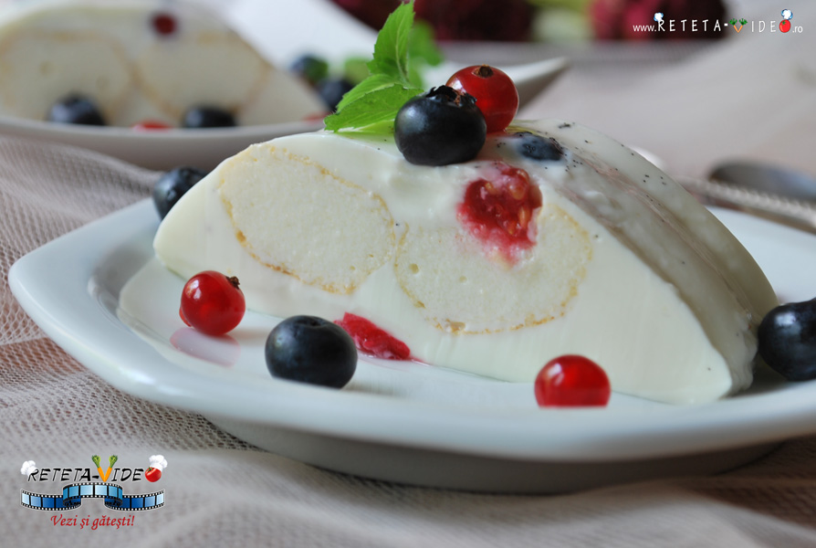 Panna Cotta cu Vanilie si Fructe Panna Cotta cu Vanilie si Fructe