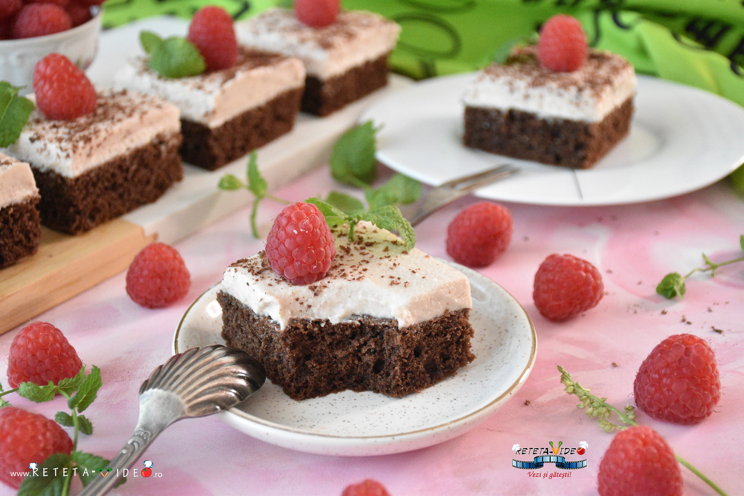 Prajitura cu Blat de Pandispan cu Cacao, Mousse de Zmeura, Crema de Branza si Ciocolata Alba