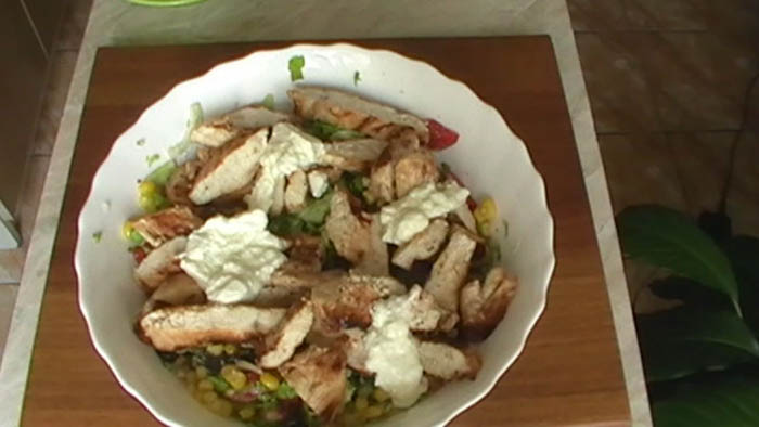 Salata cu piept de pui la gratar