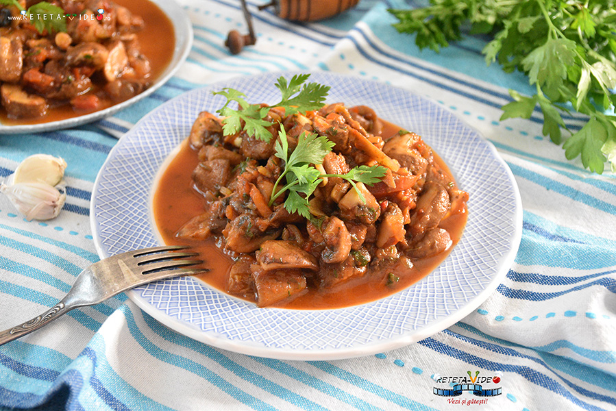 Tocanita de Ciuperci de Post cu Ceapa, Usturoi si Sos de Rosii Tocanita de Ciuperci de Post cu Ceapa, Usturoi si Sos de Rosii