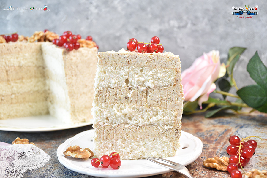 Tort cu Blat din Albusuri si Crema de Nuca Oparita Tort cu Blat din Albusuri si Crema de Nuca Oparita